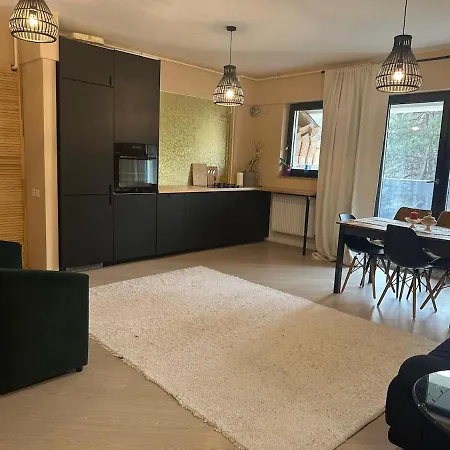 Luxuriant Facing Delta & Pine Forest Appartement