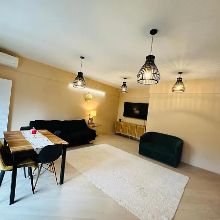 Luxuriant Facing Delta & Pine Forest Appartement Boekarest