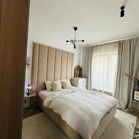 Luxuriant Facing Delta & Pine Forest Boekarest