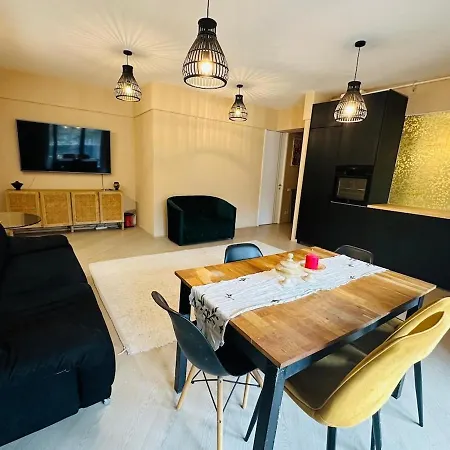 Luxuriant Facing Delta & Pine Forest Appartement